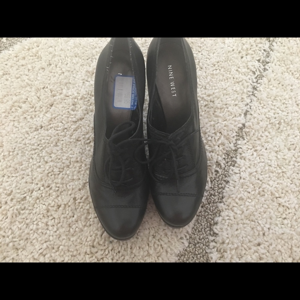 Stylish black shoe